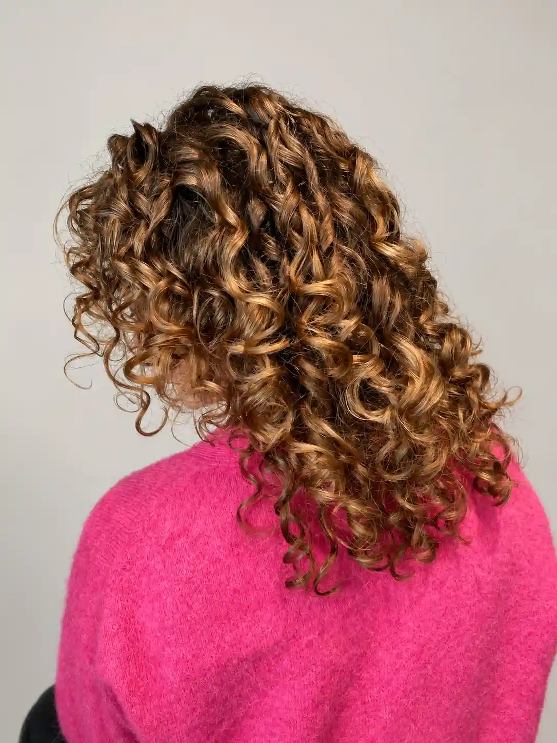 Definierte natürliche Locken – Curl Dry Cut bei Minopoli Friseur in Essen